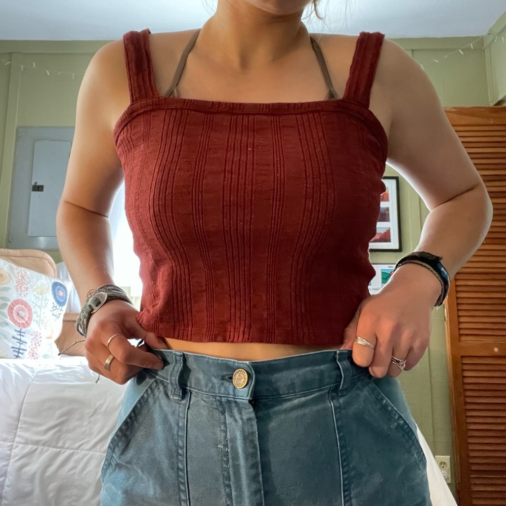 American eagle cropped burgundy top